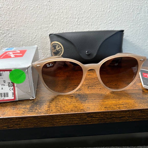 Ray-Ban sunglasses (RB4305). Polished beige frame/brown gradient lenses - Picture 6 of 12